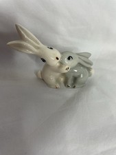 Vintage Wade Kissing Bunny
