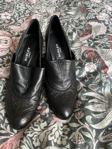 Audley leather embossed - embossed, quirky