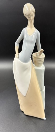 Beautiful nao lladro figurine - beautiful,