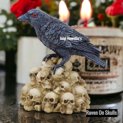 Raven skull pile gothic - on,