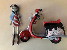 Monster High Scooter Ghoulia Yelps Doll Exclusive 2011 Very Nice! With Scooter!