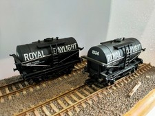 Mainline/Bachmann Tank Wagons X2 Royal Daylight Oil BP OO Gauge