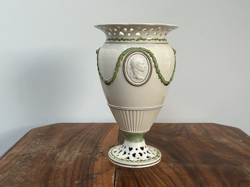 Wedgwood creamware pedestal - wedgwood,