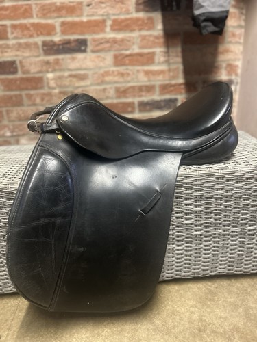 Black country saddle - saddle, 18.5”