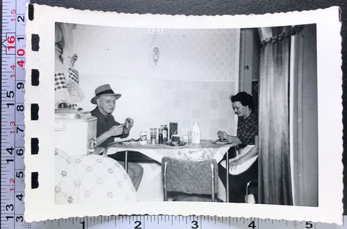 Couple eating kitchen table - kitchen,