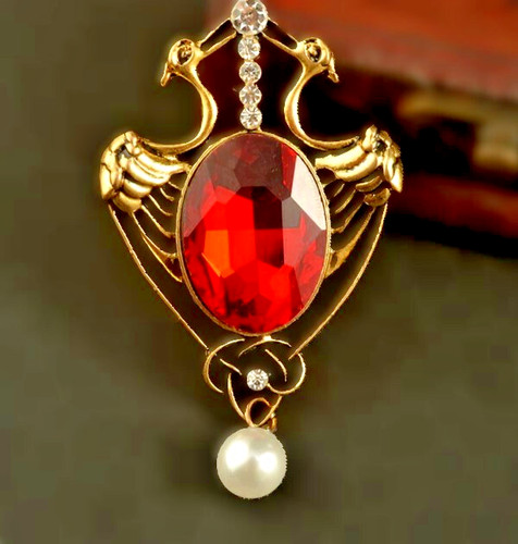 Gold plated brooch with - plated,