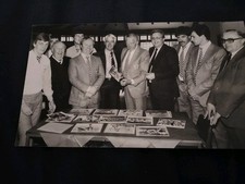 RUGBY LEAGUE PRESS PHOTO 8 X 5" WIGAN BOARD OF DIRECTORS PLAYERS ETC AUGUST 1984