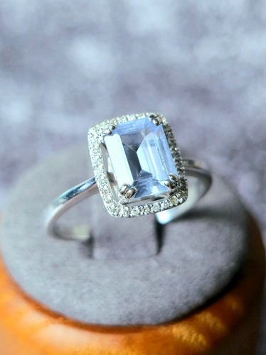 Stunning 9ct white gold - stunning,