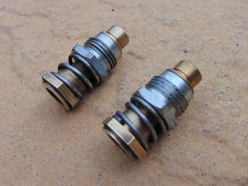 Twin carburettor jet - twin, su
