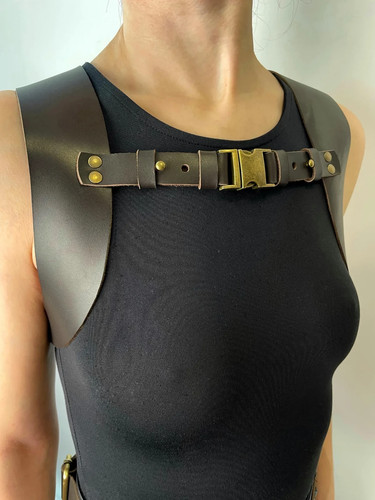 Lara croft shoulder chest - shoulder,