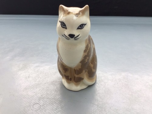 Szeiler sitting cat - ,