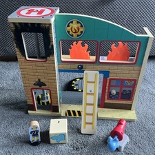 FIREMAN SAM WOODEN FIRE STATION PLAYSET & ACCESSORIES 