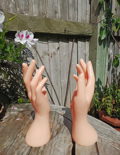 Kitsch mannequin left hand - mannequin,