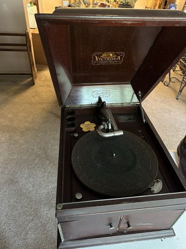 Victoria wind record player - victoria,