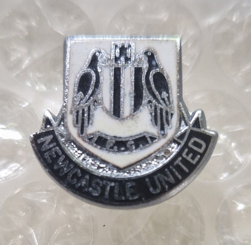 Newcastle united vintage pin - newcastle,