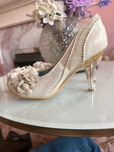 Irregular choice cream - irregular, floral