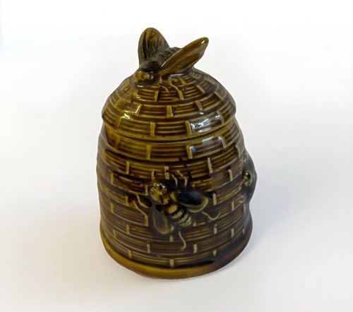 Very small beehive - beehive/, bee