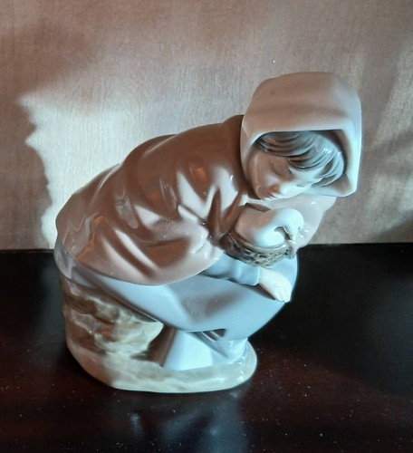 Nao lladro figure sleeping - by,