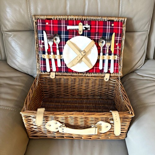Wicker picnic basket ware - picnic,