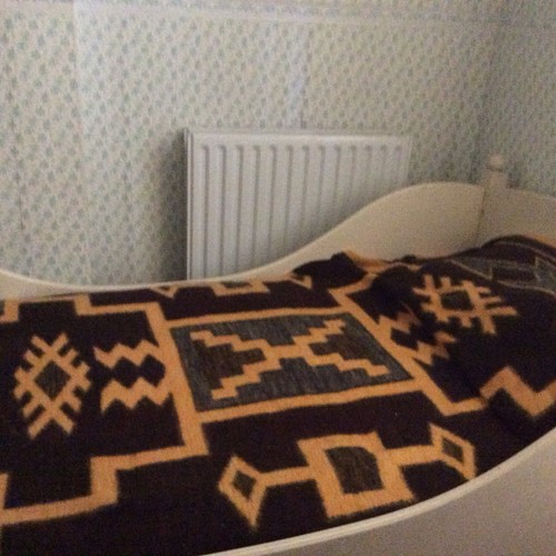 White framed single bed with - white,