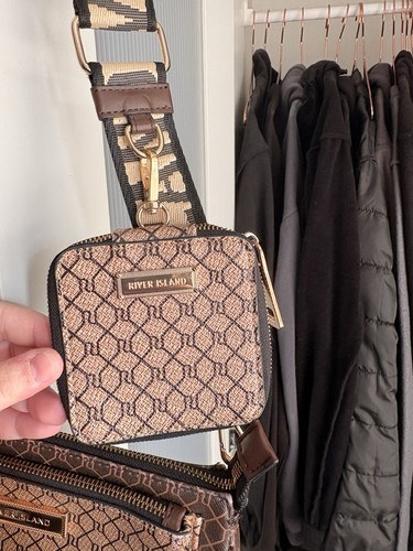 River island brown - river, detail