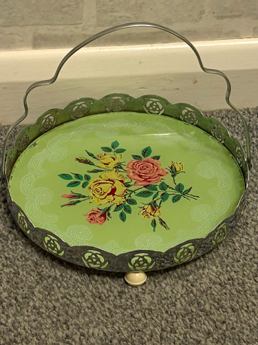 Round green metal serving - green,