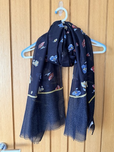 Fat face women - face, scarf