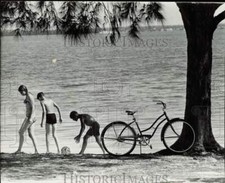 1969 Press Photo Beachcombers
