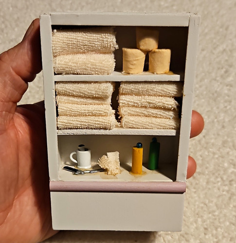 Painted dollhouse - 1:12,