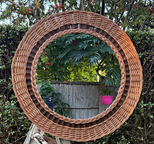 Round wicker framed wall - round,