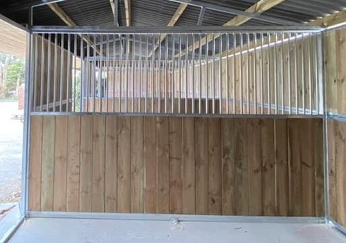 Internal stables high bar - high,