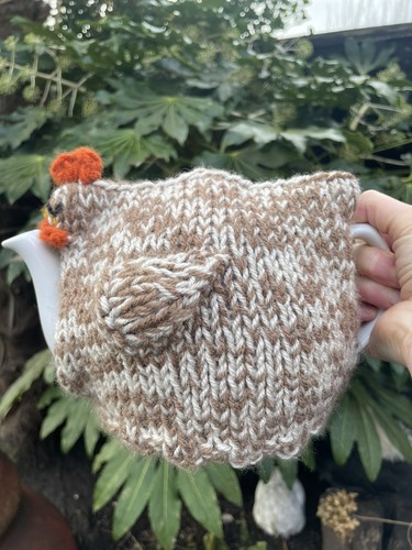 Chicken hen knitted - /hen, tea