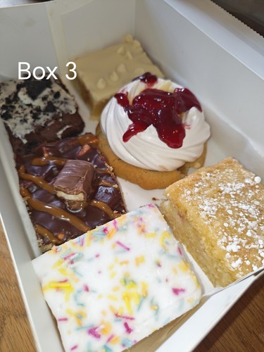 Mega mystery box ten cakes - box,