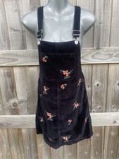TOPSHOP cute black velvet 6 with floral embroidered detail mini pinafore dress🥰