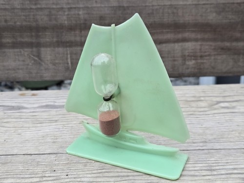 Art deco green bakelite yatch - deco,