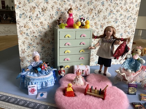 Dolls house scale - dolls,