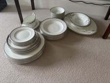 8 Vera Wang Silver Lace wedgwood Bone China Dinner service.