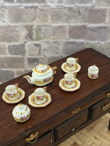 Dolls house scale - dolls, 1/12