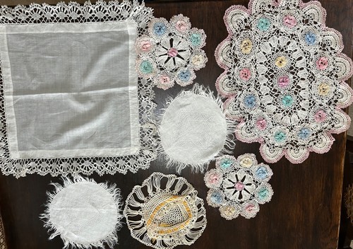 Pretty vintage doilies.