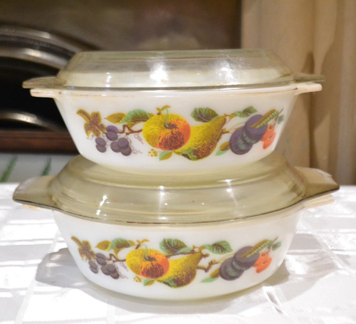 Vintage pyrex lidded - x,