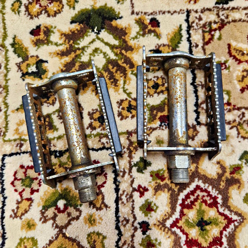 Old school rat - school, pedals.
