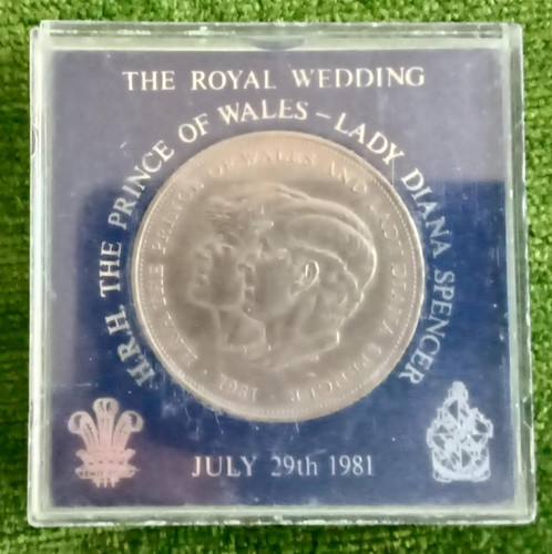 Charles and diana crown coin - crown,