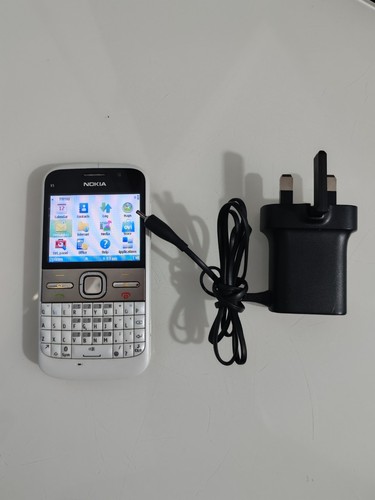 Nokia retro white qwerty - e5-00,