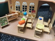 SYLVANIAN FAMILIES COUNTRY TREEHOUSE SCHOOL WITH FURNITURE