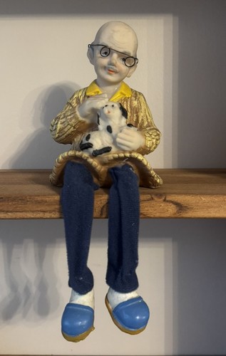 Old man shelf - man, sitter