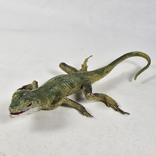 Iguana aaa vintage realistic - vintage,