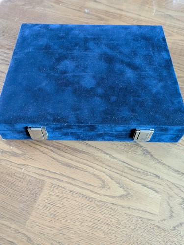 Empty blue velvet - empty,