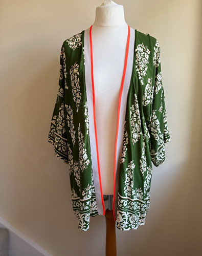 Green white floral viscose - white,