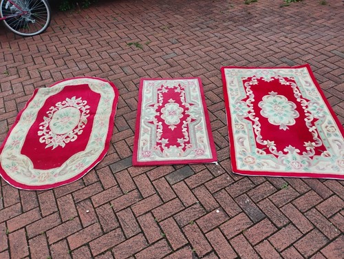 Traditional red cream - red,