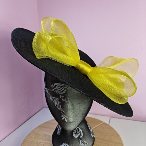 Black yellow large fascinator - black,